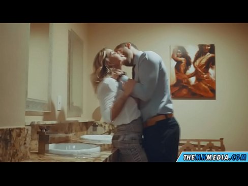 ❤️ Quando uma loira peituda o seduz numa casa de banho pública ☑ Porno russo em pt.milf-nut-net.ru ️❤